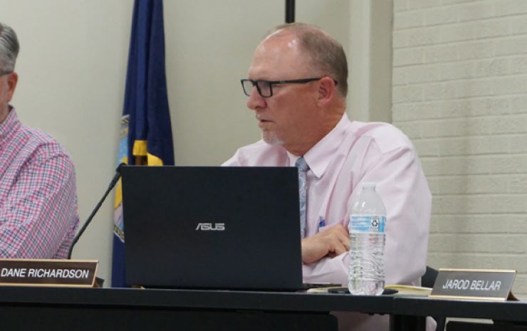 School board makes quick work of Monday meeting
